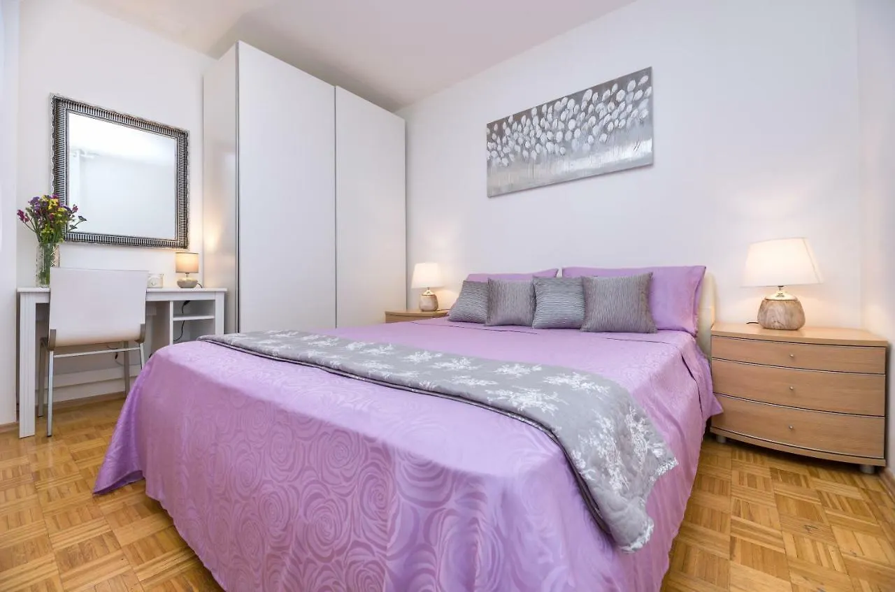 Apartment Kristina, Comfortable And Close To The Center Split