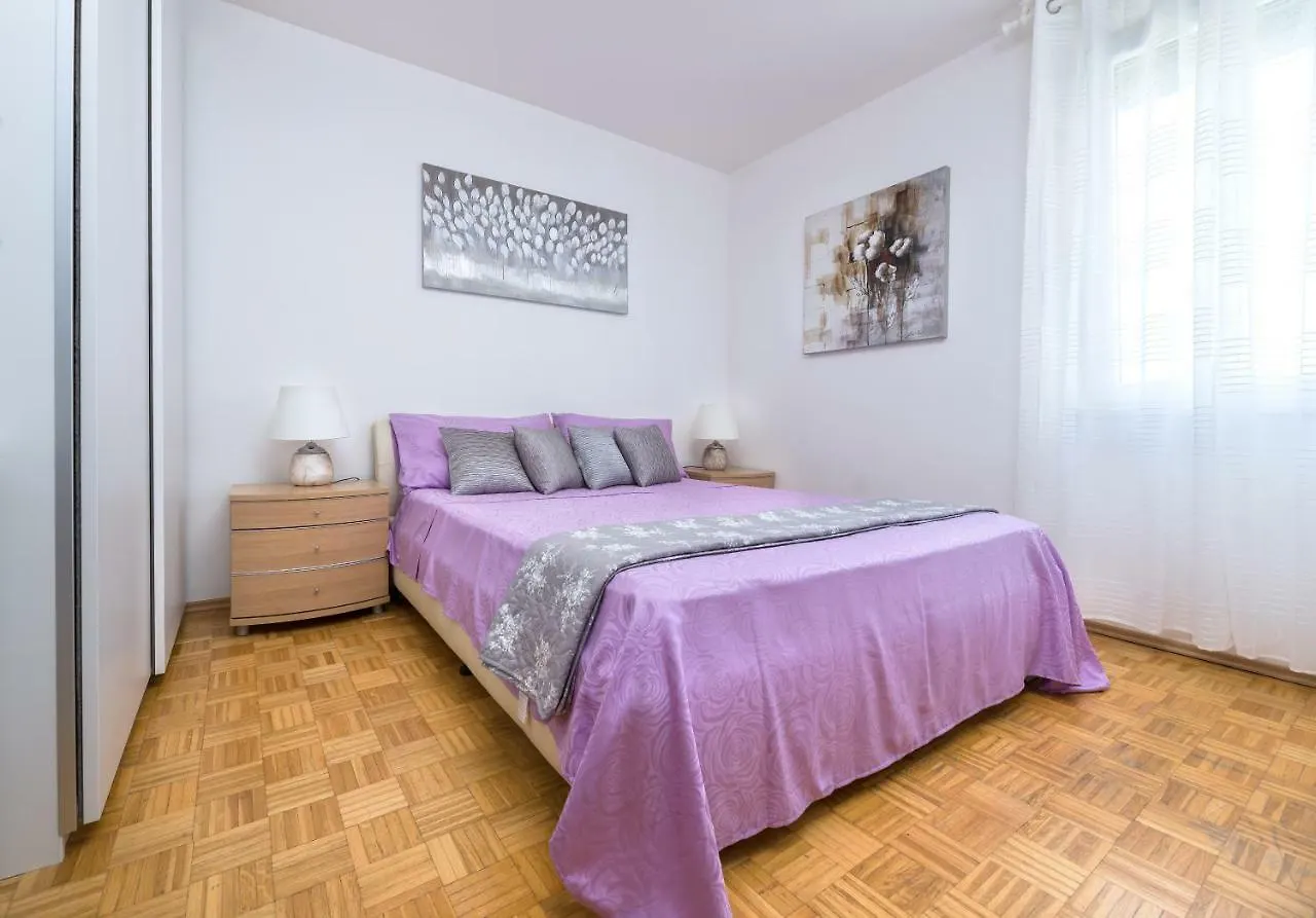 Apartment Kristina, Comfortable And Close To The Center Split