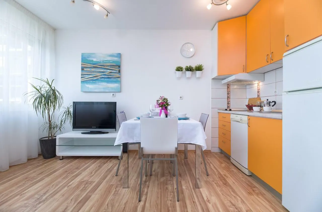 Apartment Kristina, Comfortable And Close To The Center Split